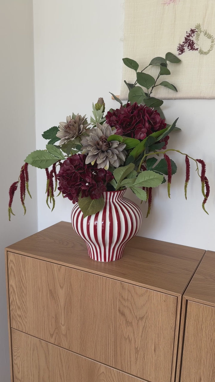 Evighedsbuket Rød Harmoni m. Hortensia og Dahlia