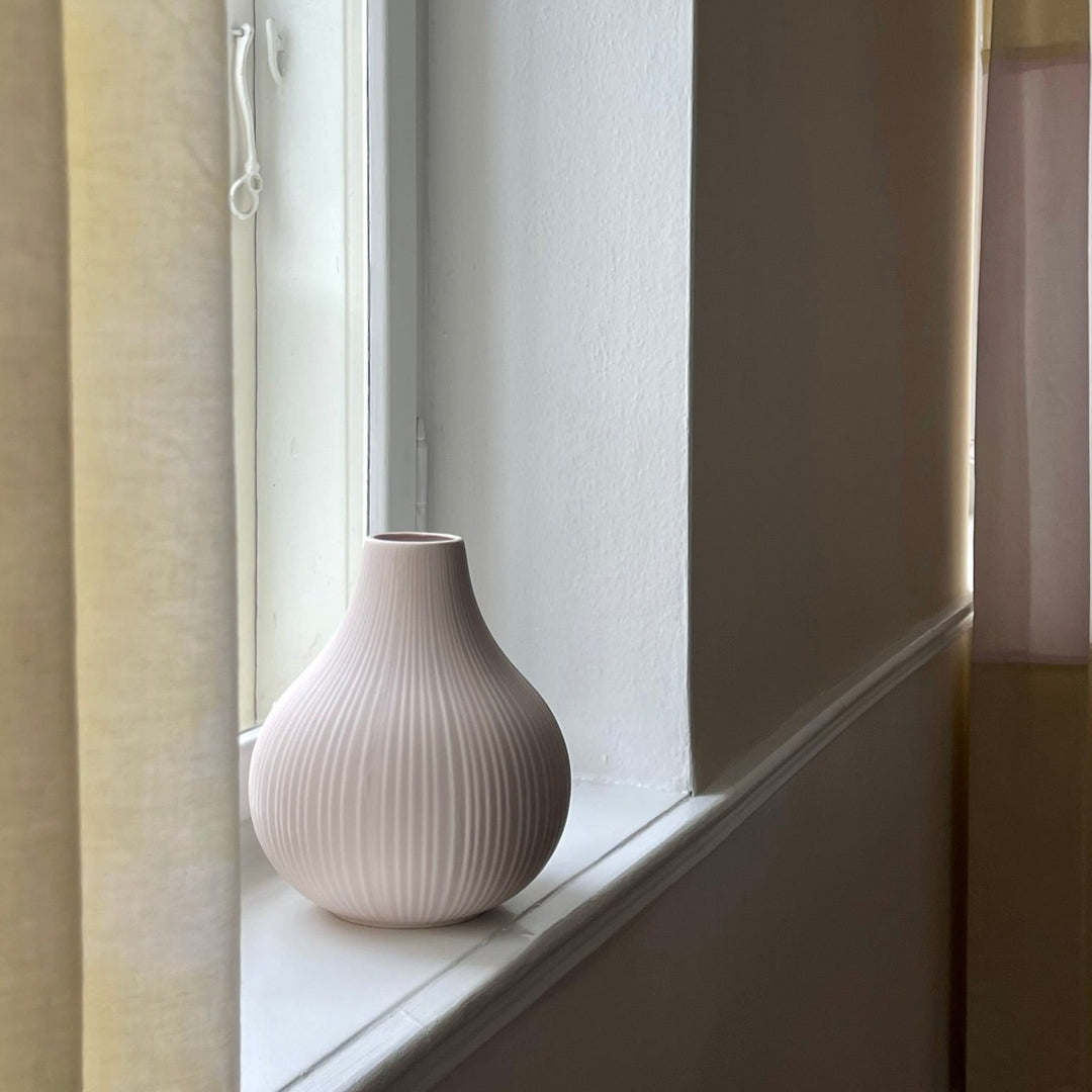 Kera Rillet Vase i Soft Pink (Ø19,5cm)